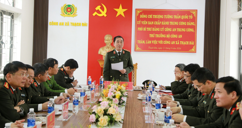 Thứ trưởng Trần Quốc Tỏ thăm, làm việc tại Công an xã ở Hà Tĩnh -0