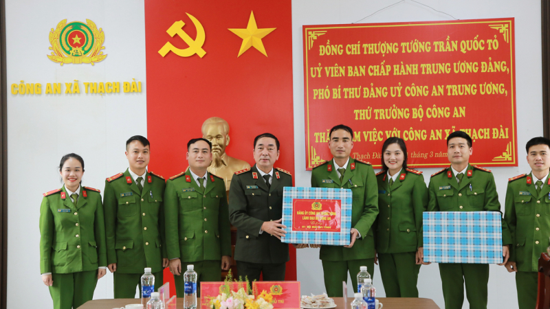 Thứ trưởng Trần Quốc Tỏ thăm, làm việc tại Công an xã ở Hà Tĩnh -0