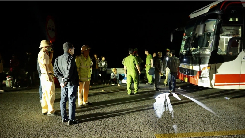 Vụ tai nạn trên cao tốc Cam Lộ - La Sơn: Xót xa cặp vợ chồng trẻ người Khơ mú tử vong trên đường vào Nam đi cạo mủ cao su thuê -0