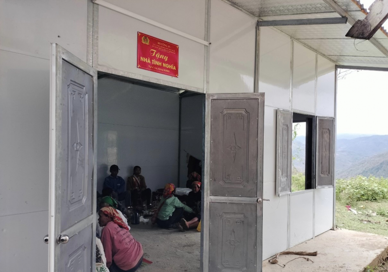 Vụ tai nạn trên cao tốc Cam Lộ - La Sơn: Xót xa cặp vợ chồng trẻ người Khơ mú tử vong trên đường vào Nam đi cạo mủ cao su thuê -0