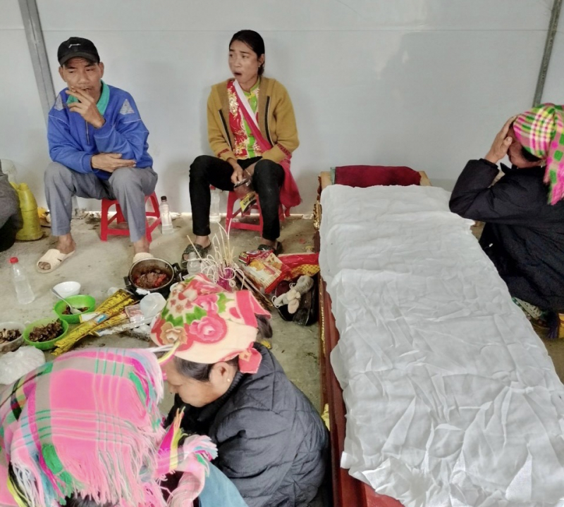 Vụ tai nạn trên cao tốc Cam Lộ - La Sơn: Xót xa cặp vợ chồng trẻ người Khơ mú tử vong trên đường vào Nam đi cạo mủ cao su thuê -0