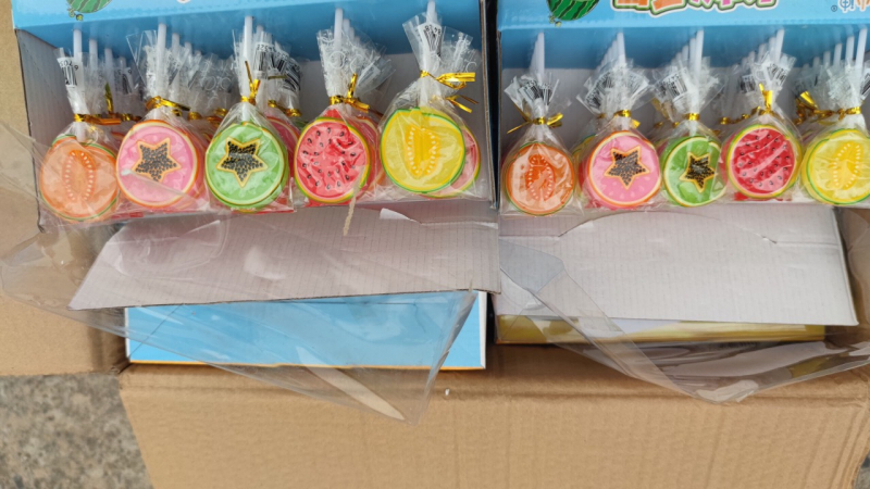 Thu giữ 1.500 hộp kẹo mút và 400 kg xúc xích đông lạnh -0