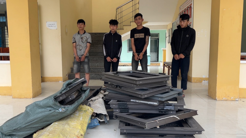 Bắt nhóm chuyên đập, trộm cửa nhôm khu nghĩa địa -0