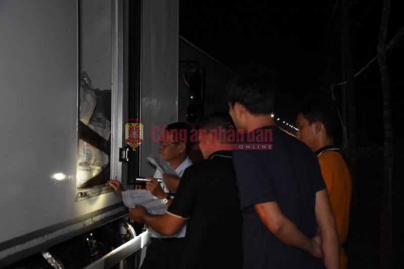 Phát hiện 2 xe tải vận chuyển gần 1,5 triệu con tôm giống chưa qua kiểm dịch -1