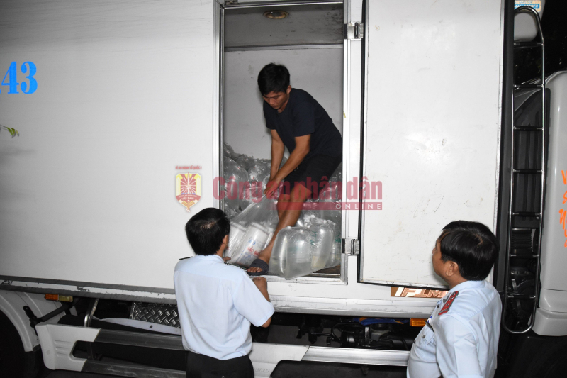 Phát hiện 2 xe tải vận chuyển gần 1,5 triệu con tôm giống chưa qua kiểm dịch -3