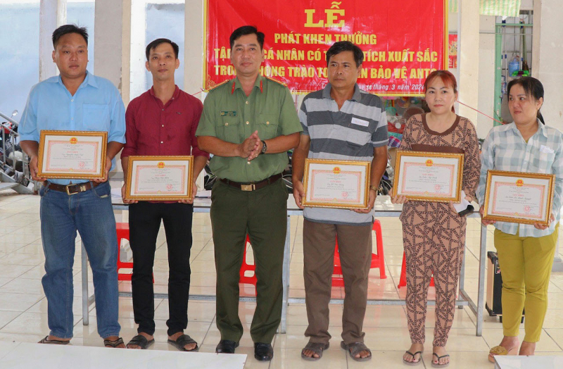 trao khen 5 nguoi dan bat cuop giat.jpeg -0