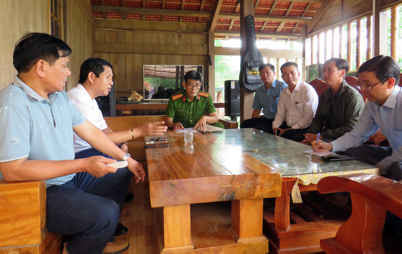 Nổ mìn lấy đá làm xi măng làm đá lăn sập nhà dân -0