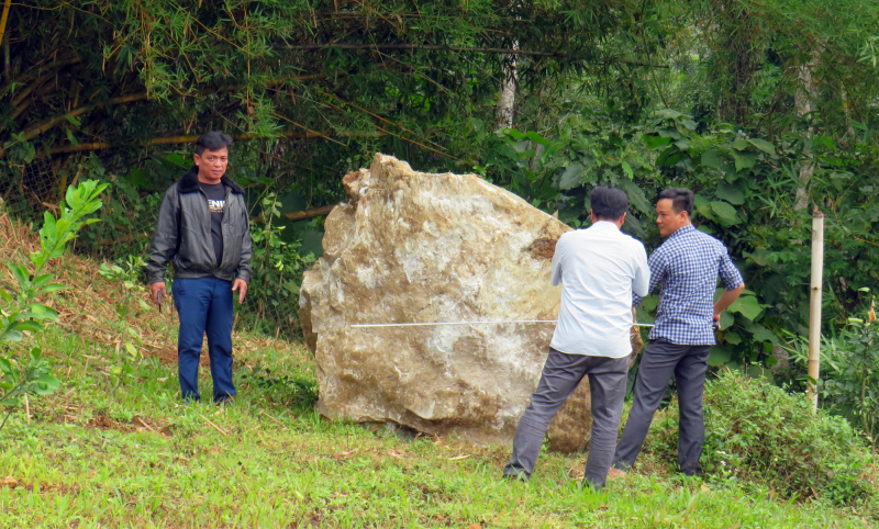 Nổ mìn lấy đá làm xi măng làm đá lăn sập nhà dân -0