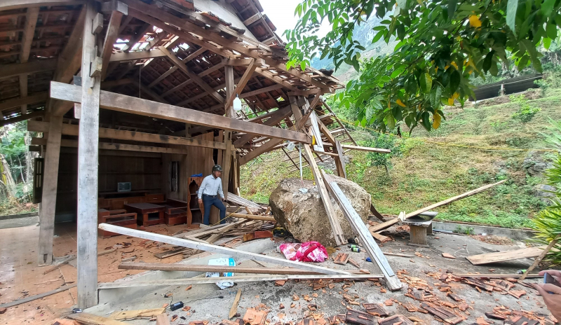 Nổ mìn lấy đá làm xi măng làm đá lăn sập nhà dân -0