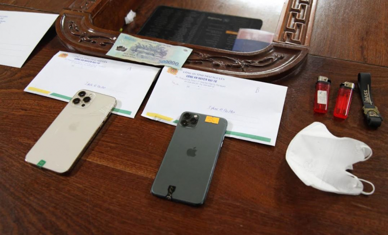 Con nghiện mang bình xịt hơi cay mua điện thoại rồi… cướp -1