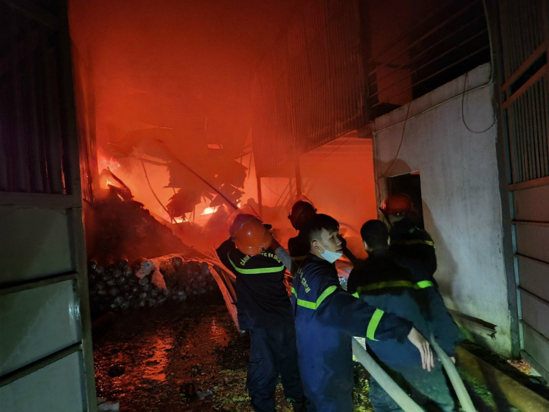 Huy động hàng chục CBCS dập tắt đám cháy cơ sở tái chế nhựa và cửa hàng tạp hóa -0