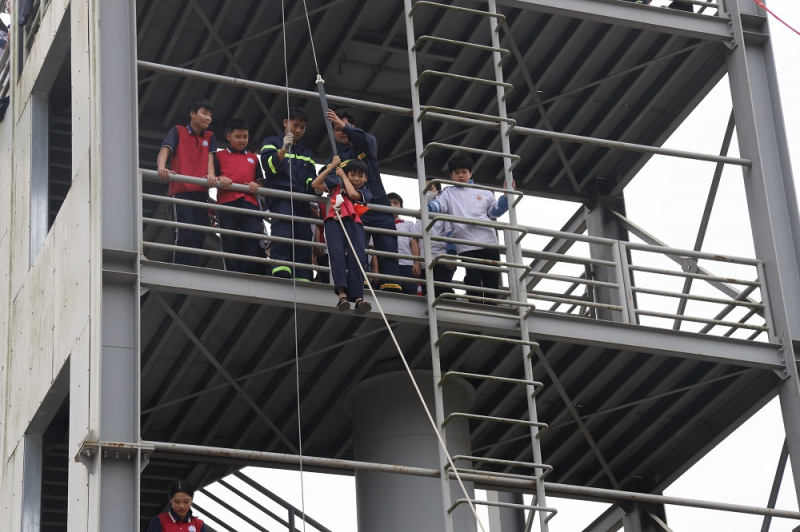 Học sinh thành phố Lào Cai  trải nghiệm các hoạt động Cảnh sát PCCC và CNCH  -0