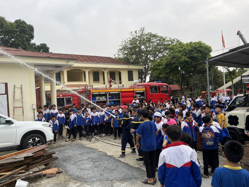 Học sinh thành phố Lào Cai  trải nghiệm các hoạt động Cảnh sát PCCC và CNCH  -0