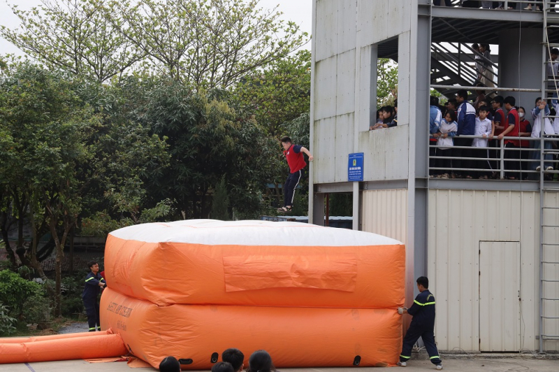 Học sinh thành phố Lào Cai  trải nghiệm các hoạt động Cảnh sát PCCC và CNCH  -1