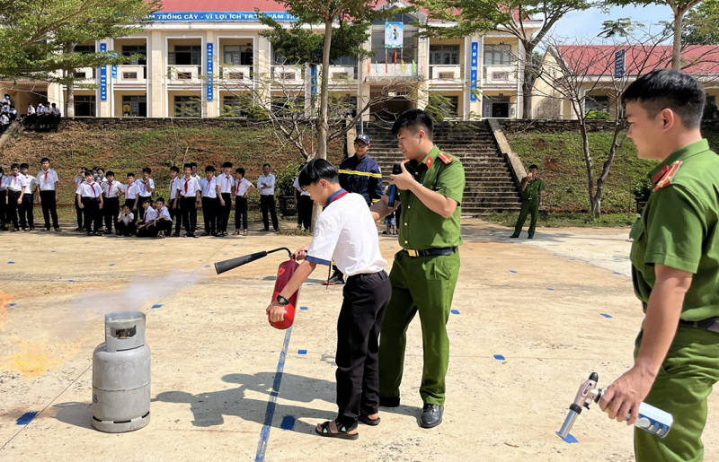 Công an Đắk Nông tổ chức chương trình trải nghiệm, thực hành chữa cháy vàCNCH tại các trường học -0