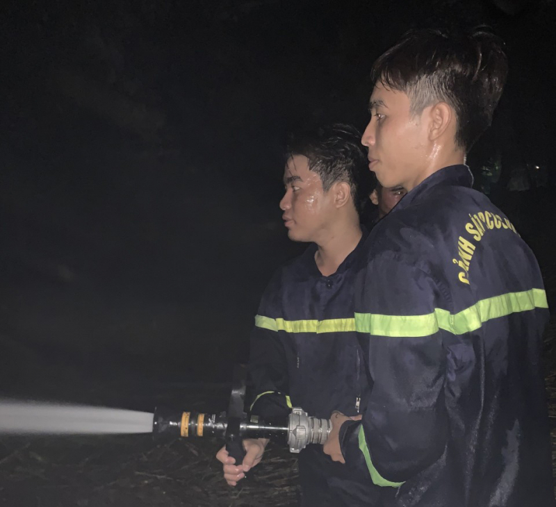 Hiểm họa cháy chực chờ khi đốt cỏ ở Sóc Trăng -0