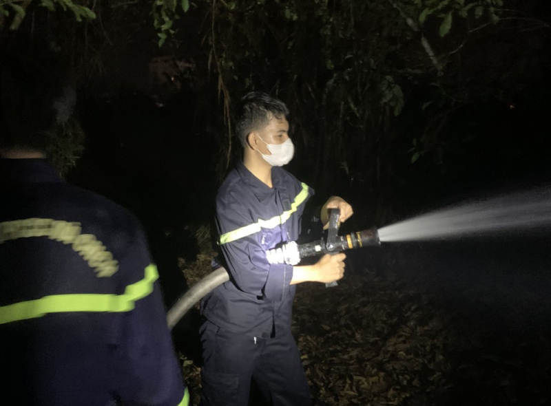 Hiểm họa cháy chực chờ khi đốt cỏ ở Sóc Trăng -1