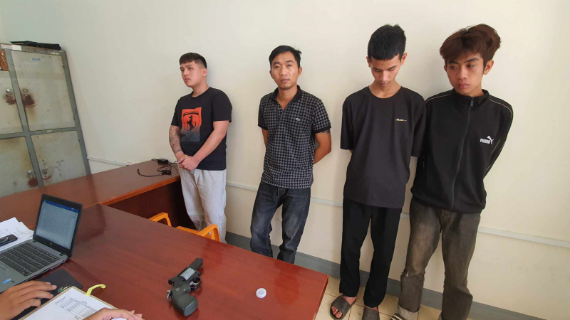 Bắt 4 đối tượng mua bán một cô gái phục vụ quán karaoke -0