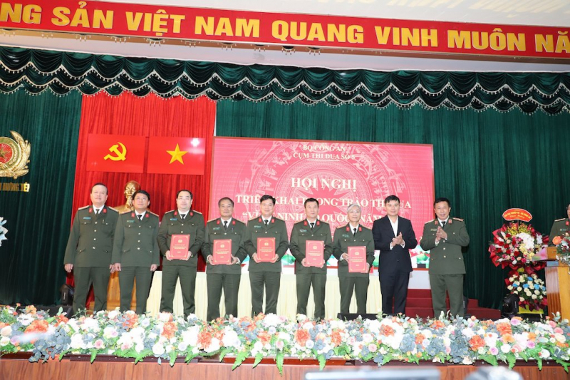 Đẩy mạnh phong trào thi đua để hoàn thành xuất sắc nhiệm vụ bảo đảm an ninh trật tự -0