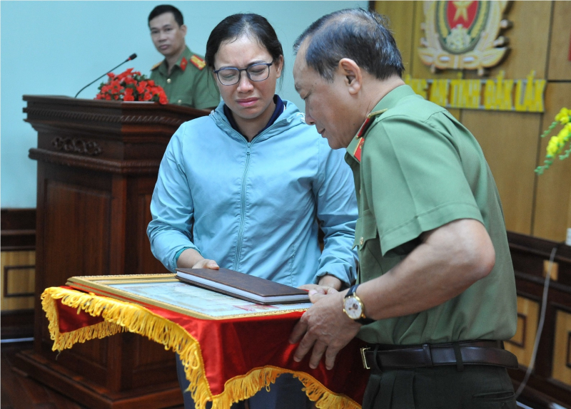 Xúc động lễ tiếp nhận hiện vật gia đình các liệt sỹ hy sinh trong vụ khủng bố ở Đắk Lắk -0