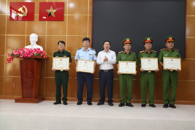 Buôn lậu thuốc lá, đường cát...từ biên giới qua vẫn “nóng” ở Long An -0