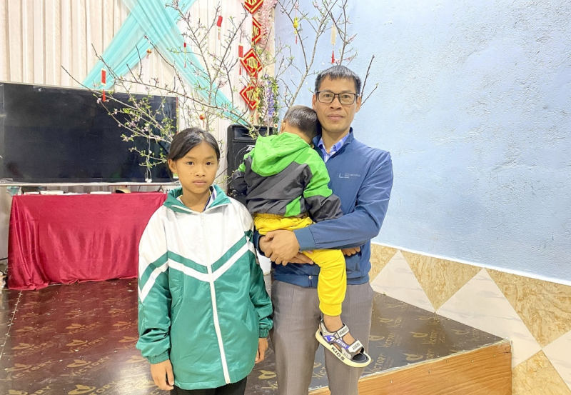 thầy khương cao quyền cùng chị em lò thị tuyết, lò đức khải tại huyện điện biên đông- ảnh quỳnh nguyễn.jpg -0