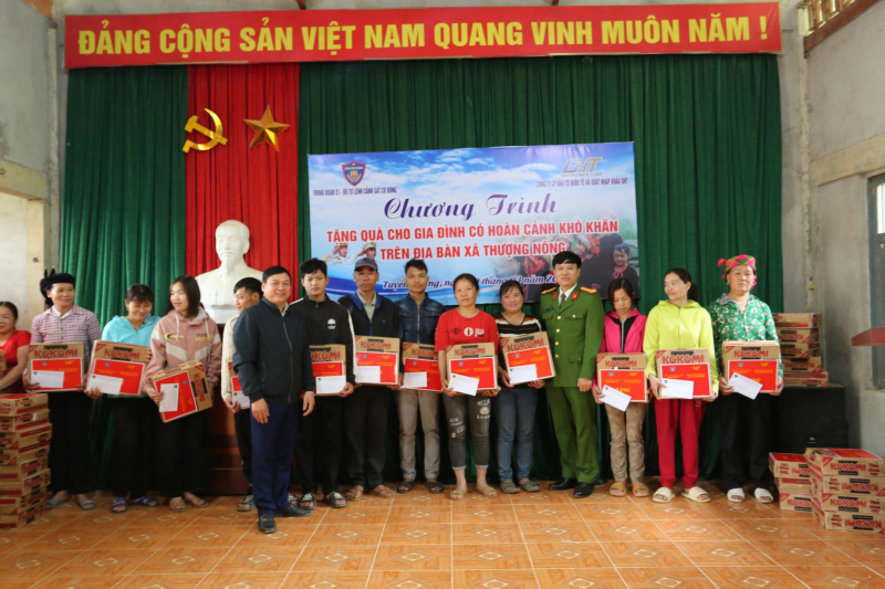 Cảnh sát bảo vệ mục tiêu về Tuyên Quang tặng nhà đồng đội, sẻ chia khó khăn với đồng bào -2