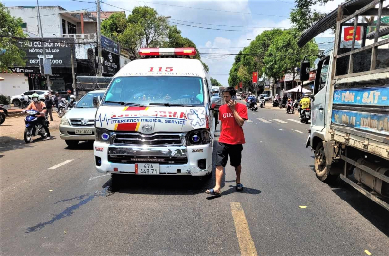 Va chạm xe cứu thương, nam học sinh lớp 7 tử vong thương tâm -0