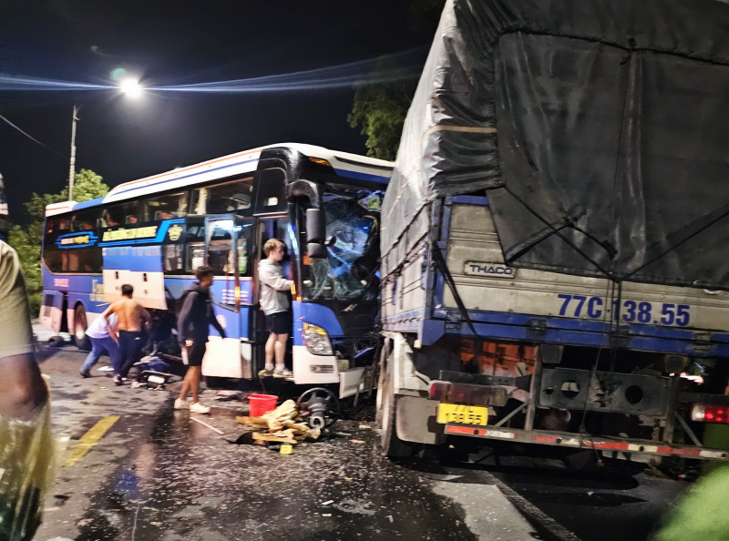 Xe khách chở 31 người nước ngoài đấu đầu ô tô tải 1 người chết 7 người bị thương -0