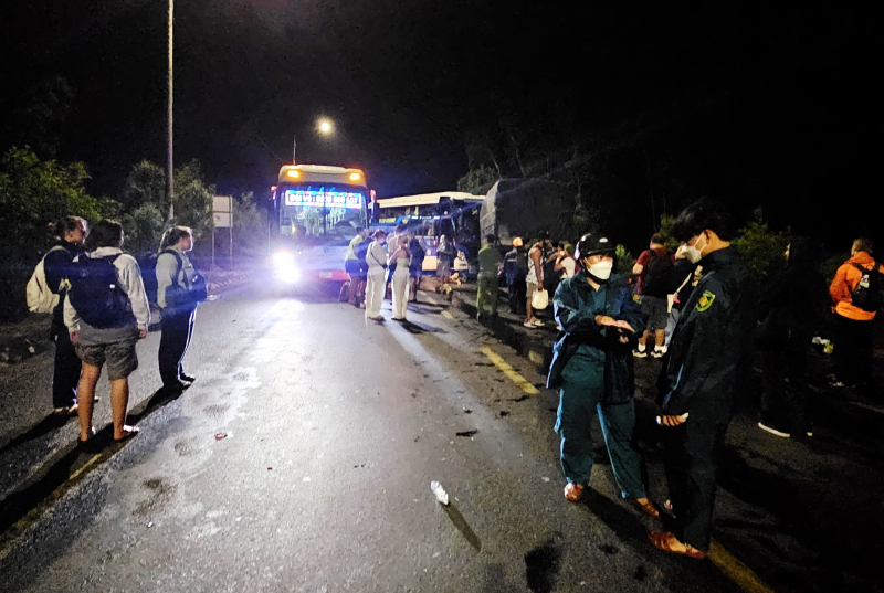 Xe khách chở 31 người nước ngoài đấu đầu ô tô tải 1 người chết 7 người bị thương -0