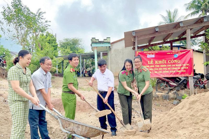 Thêm một căn nhà của Hội Phụ nữ Công an huyện Đồng Xuân xây dựng cho