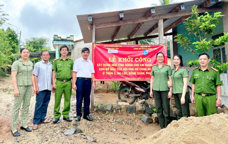 Thêm một căn nhà của Hội Phụ nữ Công an huyện Đồng Xuân xây dựng cho