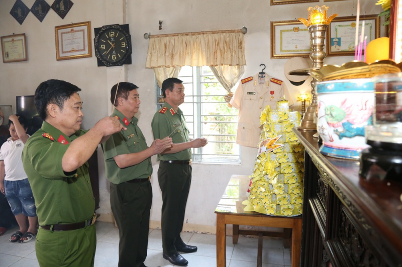 Trao kinh phí hỗ trợ thân nhân Phó Trưởng Công an phường hy sinh trong khi làm nhiệm vụ  -0