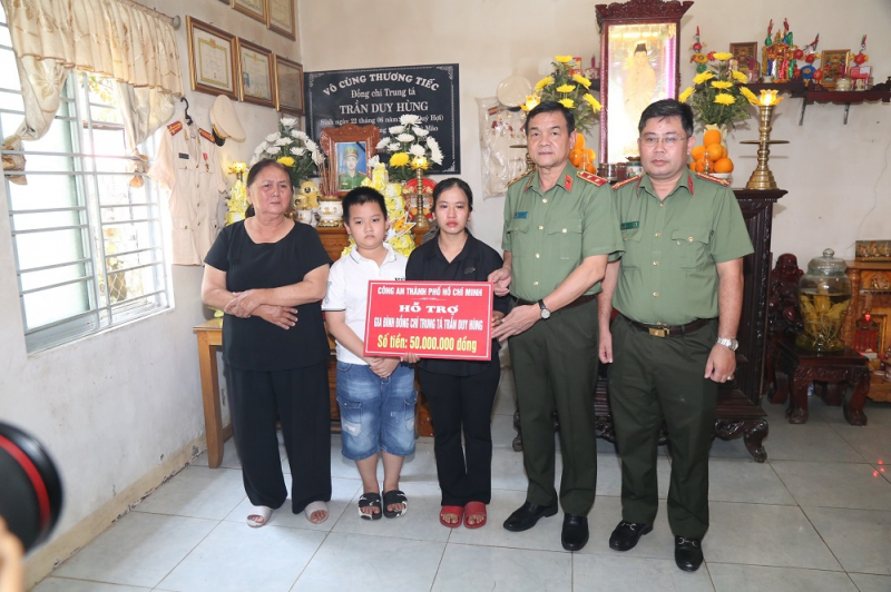 Trao kinh phí hỗ trợ thân nhân Phó Trưởng Công an phường hy sinh trong khi làm nhiệm vụ  -0