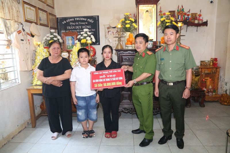 Trao kinh phí hỗ trợ thân nhân Phó Trưởng Công an phường hy sinh trong khi làm nhiệm vụ  -0