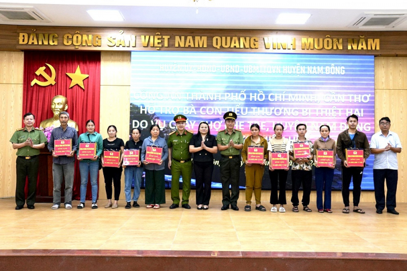 Trao kinh phí hỗ trợ thân nhân Phó Trưởng Công an phường hy sinh trong khi làm nhiệm vụ  -0