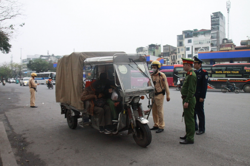 Ra quân xử lý nghiêm xe ba gác tự chế chở hàng cồng kềnh trên địa bàn phố cổ -0