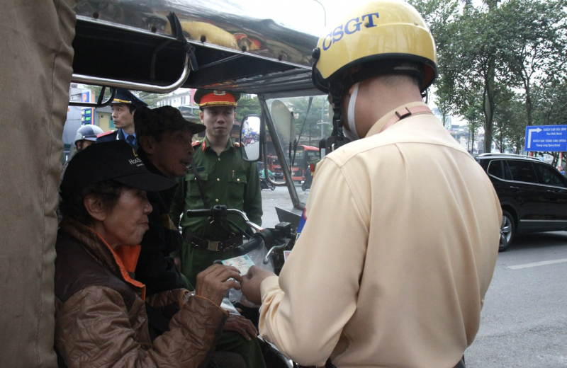 Ra quân xử lý nghiêm xe ba gác tự chế chở hàng cồng kềnh trên địa bàn phố cổ -0