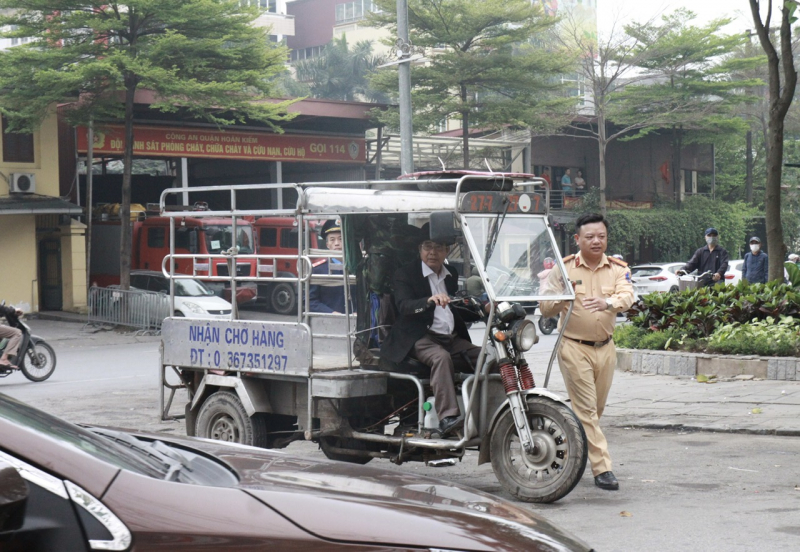 Ra quân xử lý nghiêm xe ba gác tự chế chở hàng cồng kềnh trên địa bàn phố cổ -0