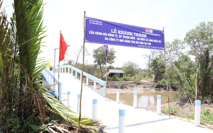 Nhà hàng Tân Hải Vân xây cầu nối yêu thương cho bà con ấp nghèo Bạc Liêu -0