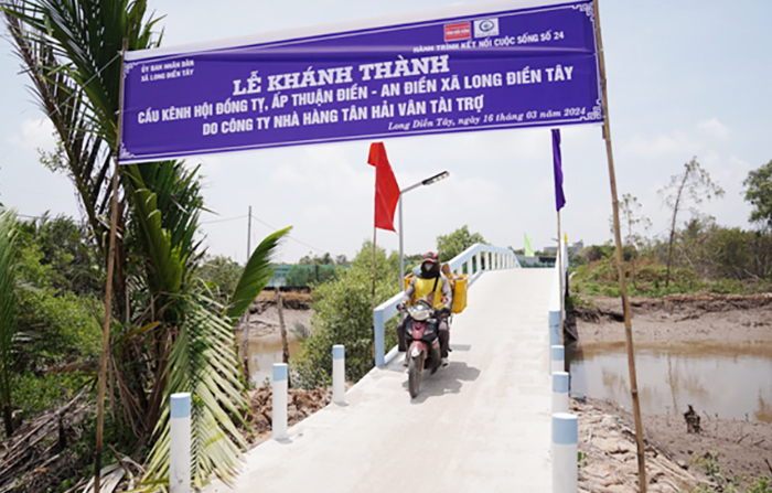 Nhà hàng Tân Hải Vân xây cầu nối yêu thương cho bà con ấp nghèo Bạc Liêu -0