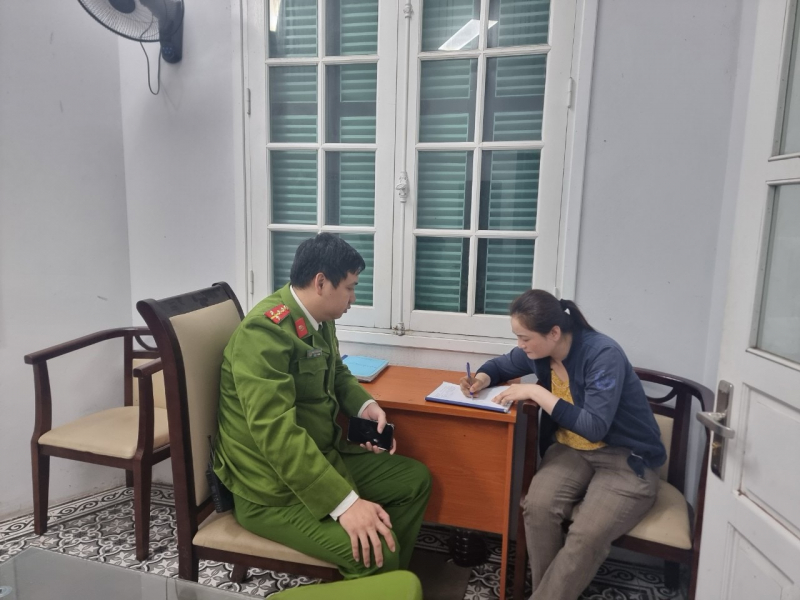 Xử phạt người phụ nữ bán hàng rong “chặt chém” du khách nước ngoài -0