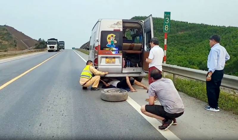 Tuần tra cơ động trên cao tốc, CSGT giúp tài xế xử lý sự cố nổ lốp -0