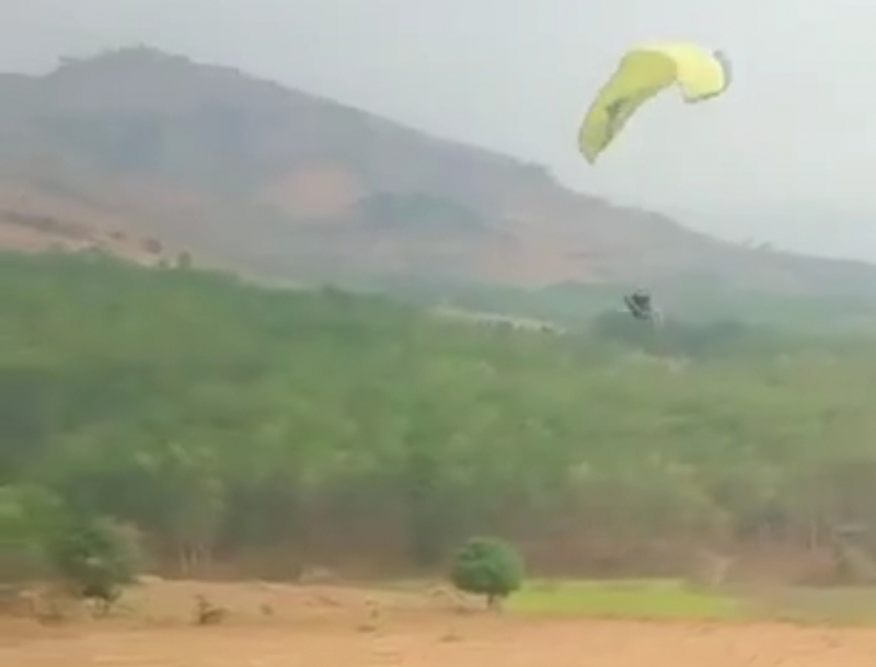 Bất ngờ rơi tự do khi chuẩn bị tiếp đất, vận động viên dù lượn tử vong -0