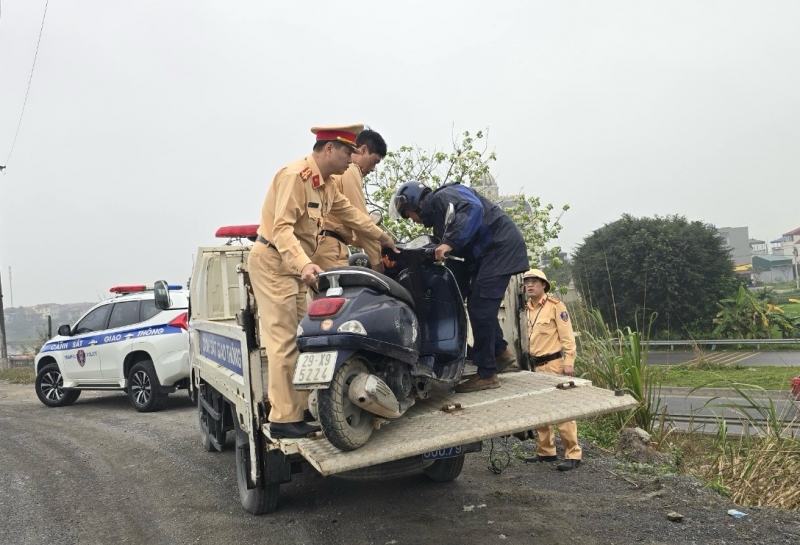 CSGT Hà Nam giúp nam công nhân gặp nạn, gãy trục xe máy trên đường tìm cửa hàng và góp tiền giúp sửa xe -0