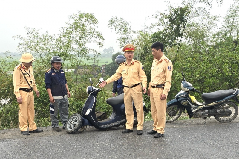 CSGT Hà Nam giúp nam công nhân gặp nạn, gãy trục xe máy trên đường tìm cửa hàng và góp tiền giúp sửa xe -0