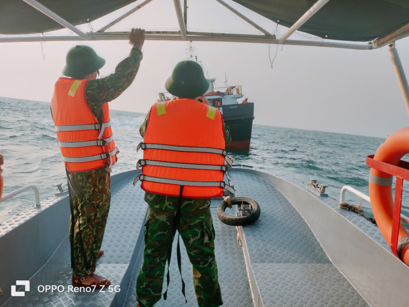 Ứng cứu tàu chở gần 3.000 tấn xi măng bị chìm ở vùng biển Cù Lao Chàm, TP Hội An -0