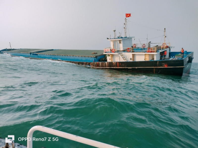 Ứng cứu tàu chở gần 3.000 tấn xi măng bị chìm ở vùng biển Cù Lao Chàm, TP Hội An -4