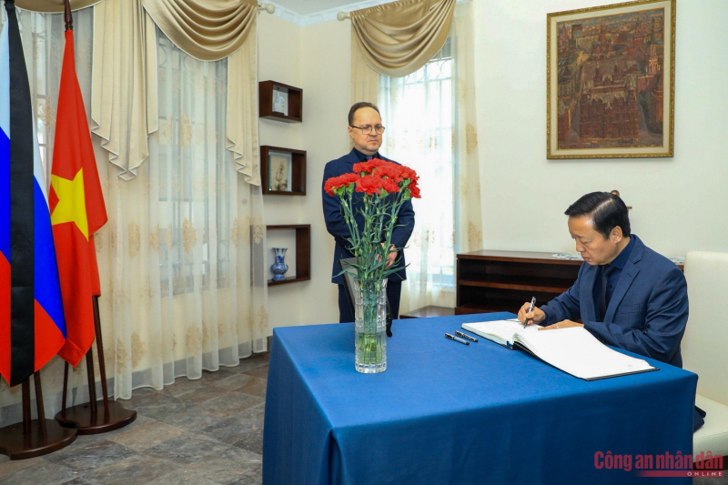 Phó Thủ tướng Trần Hồng Hà viếng và ghi sổ tang chia buồn tại Đại sứ quán Nga -0