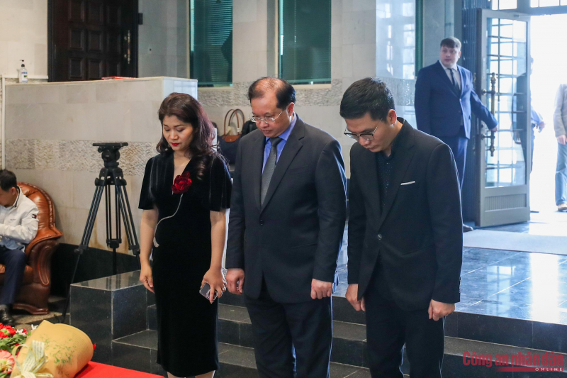 Phó Thủ tướng Trần Hồng Hà viếng và ghi sổ tang chia buồn tại Đại sứ quán Nga -0